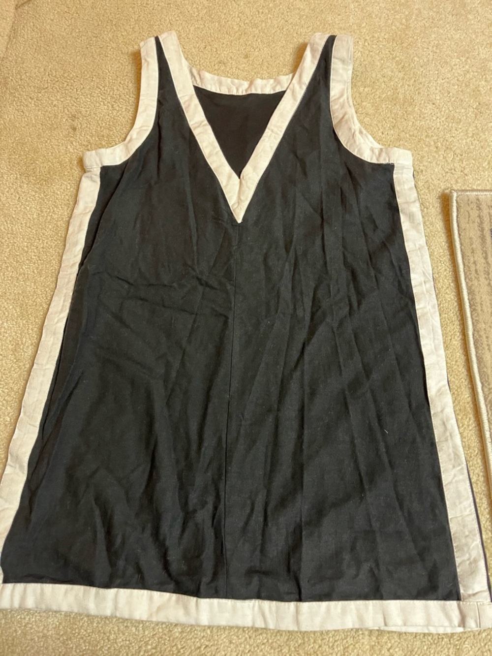 Jessica Simpson Black Sleeveless V-Neck Tunic with Cream Trim